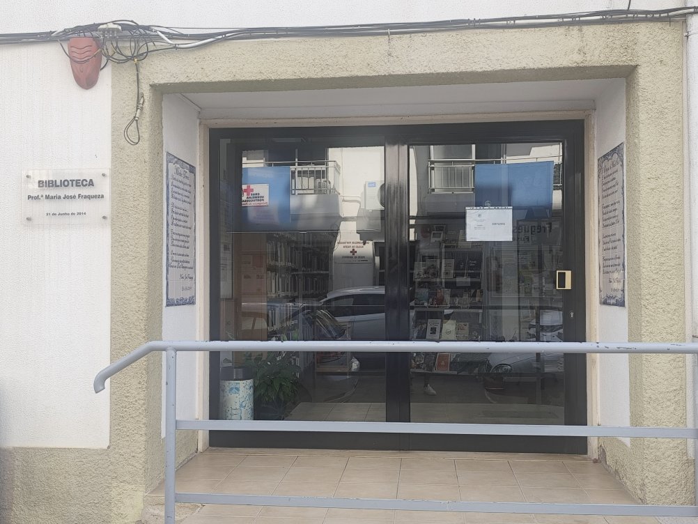 Fachada e entrada da Biblioteca Professora Maria José Fraqueza, na Rua da Liberdade, Fuseta