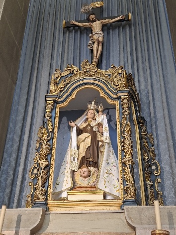 Nicho de talha dourada do altar-mor com Nossa Senhora do Carmo e o Menino coroados, encimado por crucifixo, diante de cortinado azul