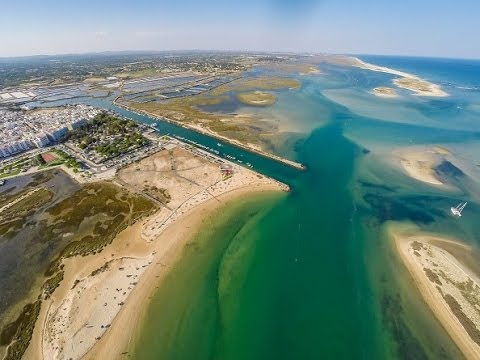 A Ria Formosa vista da Fuseta ao entardecer, com o céu cor-de-laranja reflectido na água
