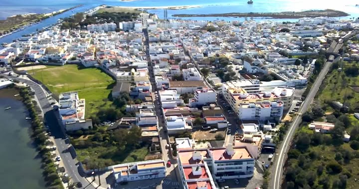 Vista aérea da Fuseta com a Ria Formosa e as ilhas barreira ao fundo